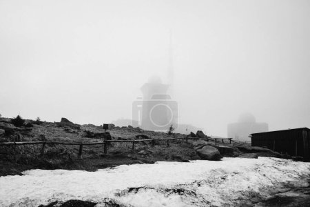 Téléchargez les photos : Antenne de la montagne Brocken dans le parc national résine en hiver - en image libre de droit