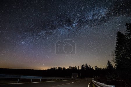 Foto de Vista nocturna de la Vía Láctea sobre las montañas - Imagen libre de derechos
