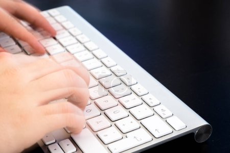 Téléchargez les photos : Mains féminines tapant sur le clavier, gros plan - en image libre de droit