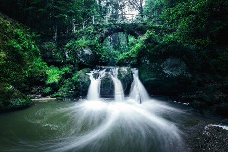 Téléchargez les photos : La cascade dans les montagnes - en image libre de droit