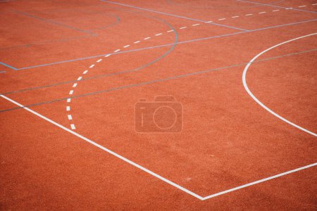 Téléchargez les photos : Terrain de basket sur aire de jeux - en image libre de droit