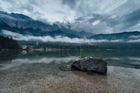 Foto de Vista al lago y montañas - Imagen libre de derechos