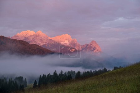 Téléchargez les photos : Beau lever de soleil dans les montagnes - en image libre de droit