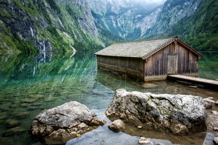 Téléchargez les photos : Maison en bois sur lac et montagnes - en image libre de droit