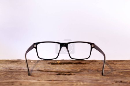 Téléchargez les photos : Une paire de lunettes avec une table en bois - en image libre de droit