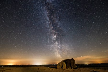 Foto de Vía Láctea y estrella sobre una roca en un desierto en el cielo nocturno - Imagen libre de derechos