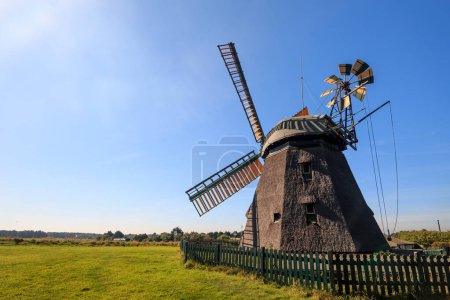 Téléchargez les photos : Ancien moulin à vent à la campagne - en image libre de droit