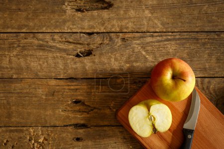 Téléchargez les photos : Pomme et couteau sur la planche en bois - en image libre de droit