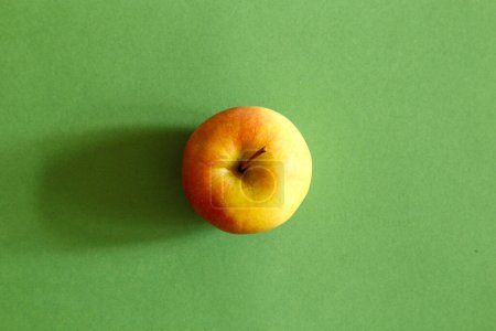 Téléchargez les photos : Pomme sur le fond vert, vue de dessus - en image libre de droit