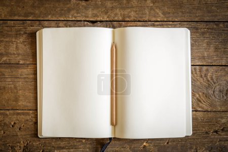 Foto de Libreta en blanco sobre mesa de madera - Imagen libre de derechos