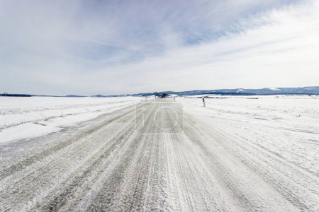 Téléchargez les photos : Route dans le paysage hivernal - en image libre de droit