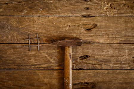 Foto de Clavos y martillo en mesa de madera vieja - Imagen libre de derechos