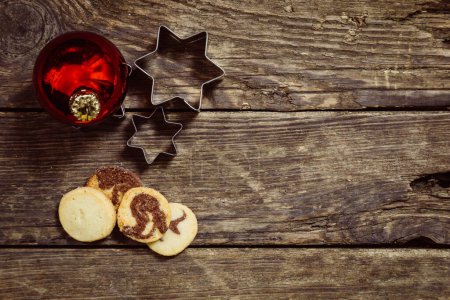 Téléchargez les photos : Biscuits de Noël et décorations sur fond en bois - en image libre de droit