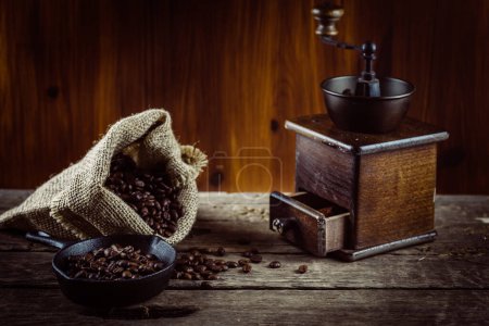 Foto de Molinillo de café y granos de café sobre fondo de madera - Imagen libre de derechos