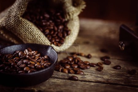 Téléchargez les photos : Moulin à café et grains de café sur fond en bois - en image libre de droit