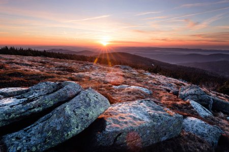 Téléchargez les photos : Lever de soleil dans les montagnes - en image libre de droit