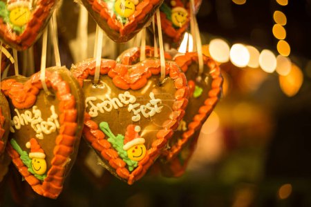 Téléchargez les photos : Pain d'épice forme de coeur dans le marché de Noël - en image libre de droit