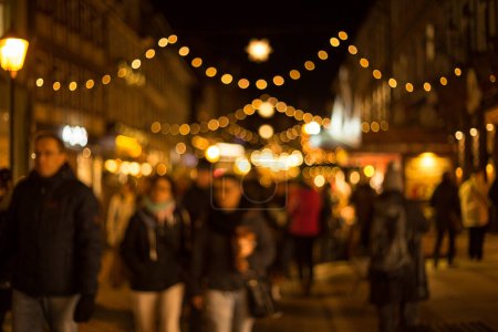 Foto de Luces de Navidad en la calle en el casco antiguo - Imagen libre de derechos
