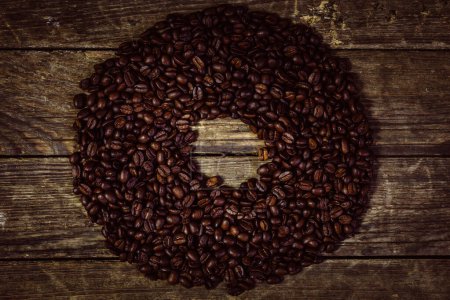 Téléchargez les photos : Grains de café sur la table en bois - en image libre de droit