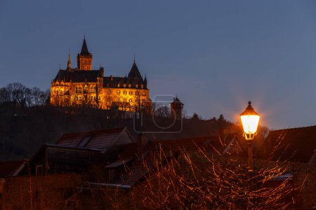 Téléchargez les photos : Vieux château dans la soirée - en image libre de droit