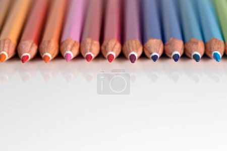 Téléchargez les photos : Crayons de couleur sur une table blanche - en image libre de droit