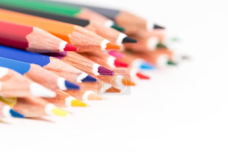 Téléchargez les photos : Crayons de couleur isolés sur fond blanc - en image libre de droit