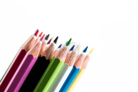 Téléchargez les photos : Crayons de couleur isolés sur fond blanc - en image libre de droit