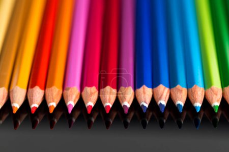 Téléchargez les photos : Crayons de couleur sur fond noir. - en image libre de droit