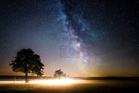 Foto de Noche cielo estrellado y la Vía Láctea en verano. - Imagen libre de derechos