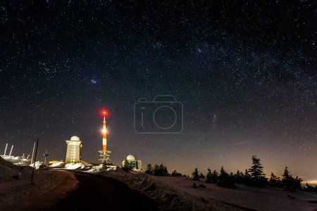 Téléchargez les photos : Ciel nocturne avec étoiles et voie lactée - en image libre de droit