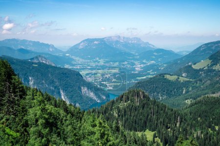 Téléchargez les photos : La belle vue sur les montagnes des Alpes suisses par une journée d'été nuageuse - en image libre de droit