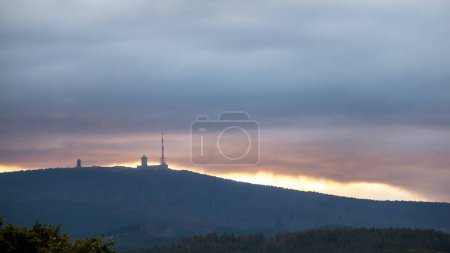 Téléchargez les photos : Magnifique coucher de soleil dans les montagnes - en image libre de droit