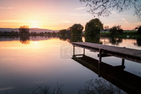 Téléchargez les photos : Beau lever de soleil sur un lac - en image libre de droit