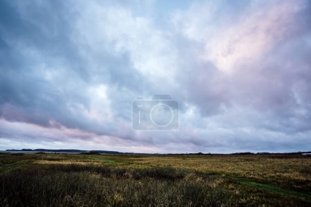 Téléchargez les photos : Ciel nuageux spectaculaire avec des nuages sur le paysage rural - en image libre de droit