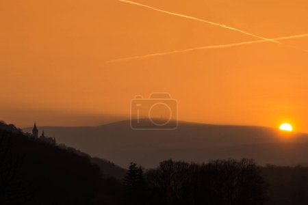 Téléchargez les photos : Lever de soleil par une belle matinée dans les montagnes - en image libre de droit