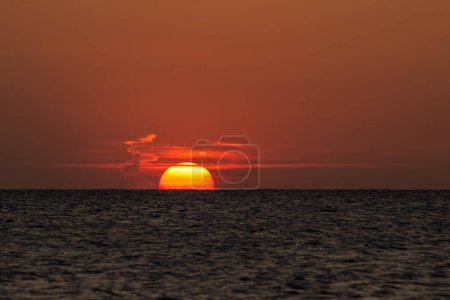 Téléchargez les photos : Belle vue sur le coucher du soleil sur la mer - en image libre de droit