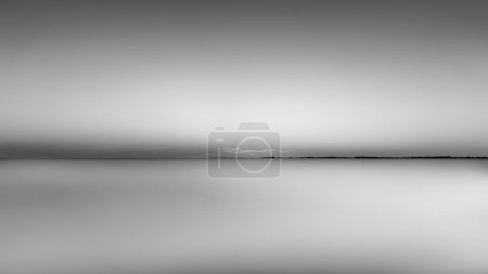 Foto de Foto en blanco y negro del Mar Báltico tranquilo - Imagen libre de derechos