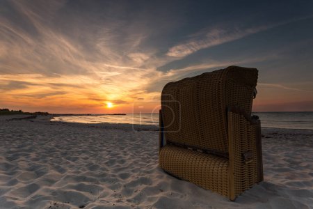 Téléchargez les photos : Coucher de soleil sur la plage - en image libre de droit
