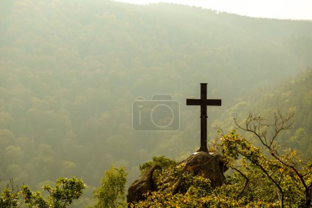 Téléchargez les photos : Croix au sommet de la colline
. - en image libre de droit