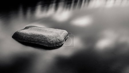 Téléchargez les photos : Fond noir et blanc de pierre dans l'eau - en image libre de droit