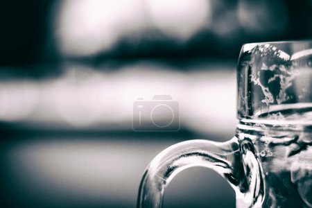 Téléchargez les photos : Gros plan de verre d'eau sur la table, noir et blanc - en image libre de droit