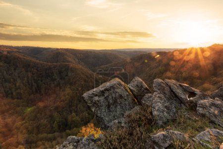 Téléchargez les photos : Magnifique coucher de soleil sur la montagne rocheuse - en image libre de droit