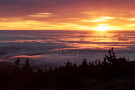 Téléchargez les photos : Lever de soleil sur les montagnes - en image libre de droit