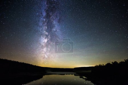 Foto de Cielo nocturno estrellado con galaxia Vía Láctea - Imagen libre de derechos