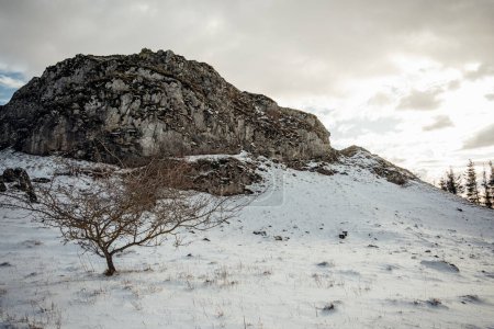 Foto de Hermoso paisaje de invierno con formaciones rocosas y cielo nublado - Imagen libre de derechos