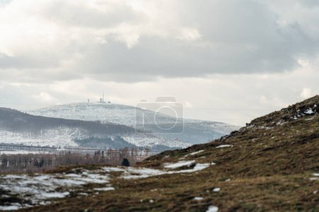 Téléchargez les photos : Vue panoramique sur les collines enneigées et le ciel nuageux - en image libre de droit
