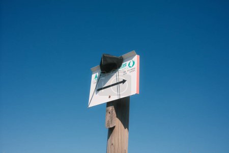Foto de Señal de Harzer Hexenstieg en un poste con un cielo azul en el fondo - Imagen libre de derechos