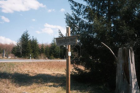 Téléchargez les photos : Panneau sur un poteau sur prairie près de la route et de la forêt - en image libre de droit
