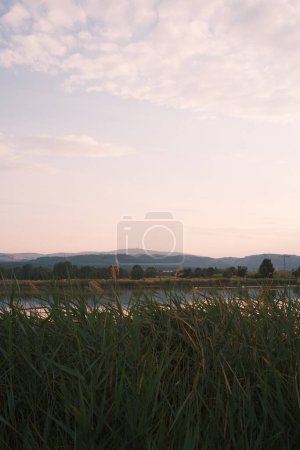 Foto de Hermosa vista natural del lago tranquilo y las montañas en el fondo - Imagen libre de derechos