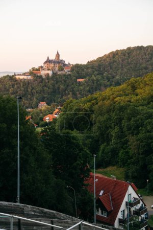 Téléchargez les photos : Château historique célèbre Wernigerode sur la colline avec des arbres - en image libre de droit